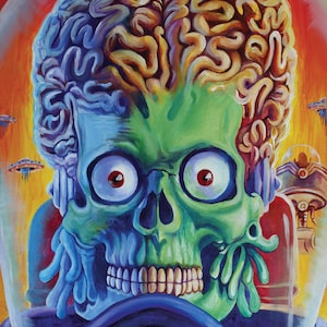 Puede incluir: Una pintura vibrante de una calavera alienígena de piel verde con un cerebro grande, ojos rojos y un casco azul. El fondo es rojo con platillos volantes. El alienígena está en un casco espacial con un panel de control azul.
