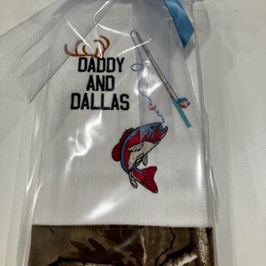 Personalized Camo Burp Cloth: Hunting & Fishing with Daddy afbeelding 4