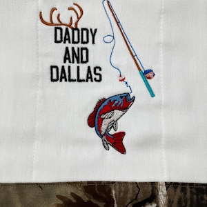 Personalized Camo Burp Cloth: Hunting & Fishing with Daddy afbeelding 1