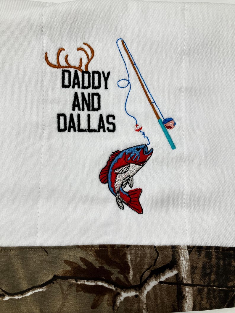 Personalized Camo Burp Cloth: Hunting & Fishing with Daddy afbeelding 1