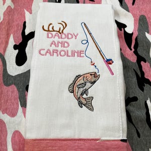 Personalized Camo Burp Cloth: Hunting & Fishing with Daddy afbeelding 2