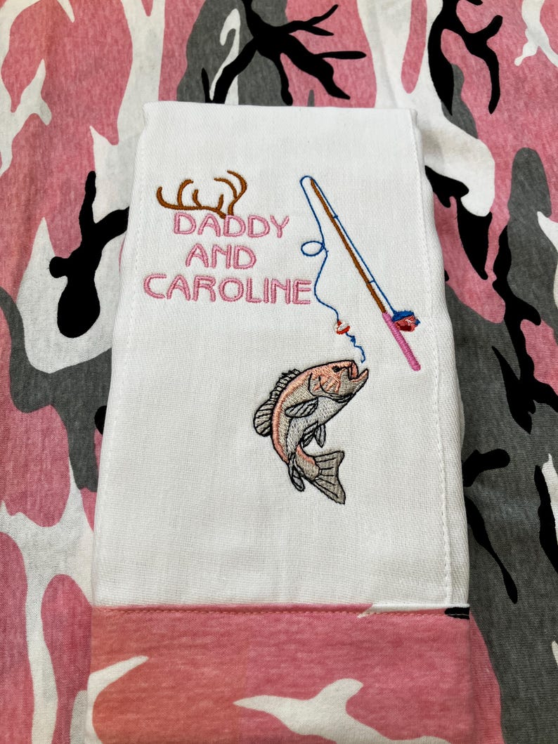 Personalized Camo Burp Cloth: Hunting & Fishing with Daddy afbeelding 2