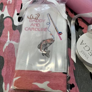 Personalized Camo Burp Cloth: Hunting & Fishing with Daddy afbeelding 3