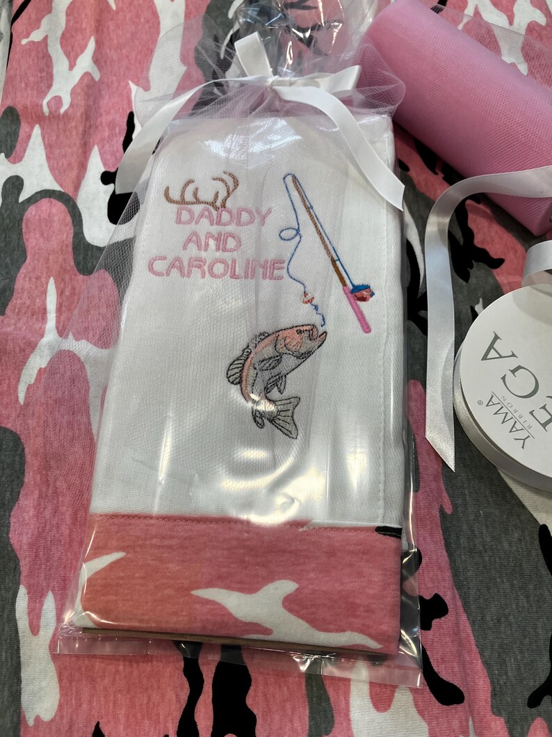 Personalized Camo Burp Cloth: Hunting & Fishing with Daddy afbeelding 3