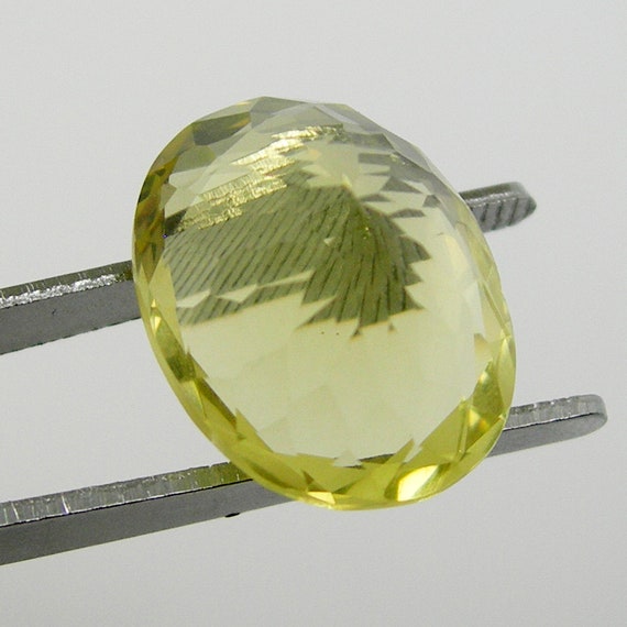 13.95 カラット、18 x 14 mm オーバル ファセット イエロー レモン