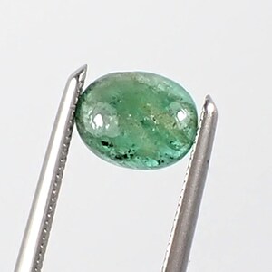 0.57 Karat Oval 6.2 x 5.0 x 2.5 mm Cabochon Hellgrün Bläuliche Farbe Natürliche Einschlüsse Smaragd lose Edelstein - Emxcb12