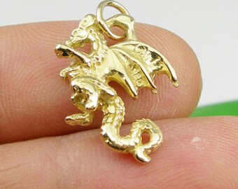 Pingente ou berloque sólido tridimensional de grifo, dragão místico, em ouro amarelo genuíno 375 (9 quilates) ou 750 (18 quilates) - C267