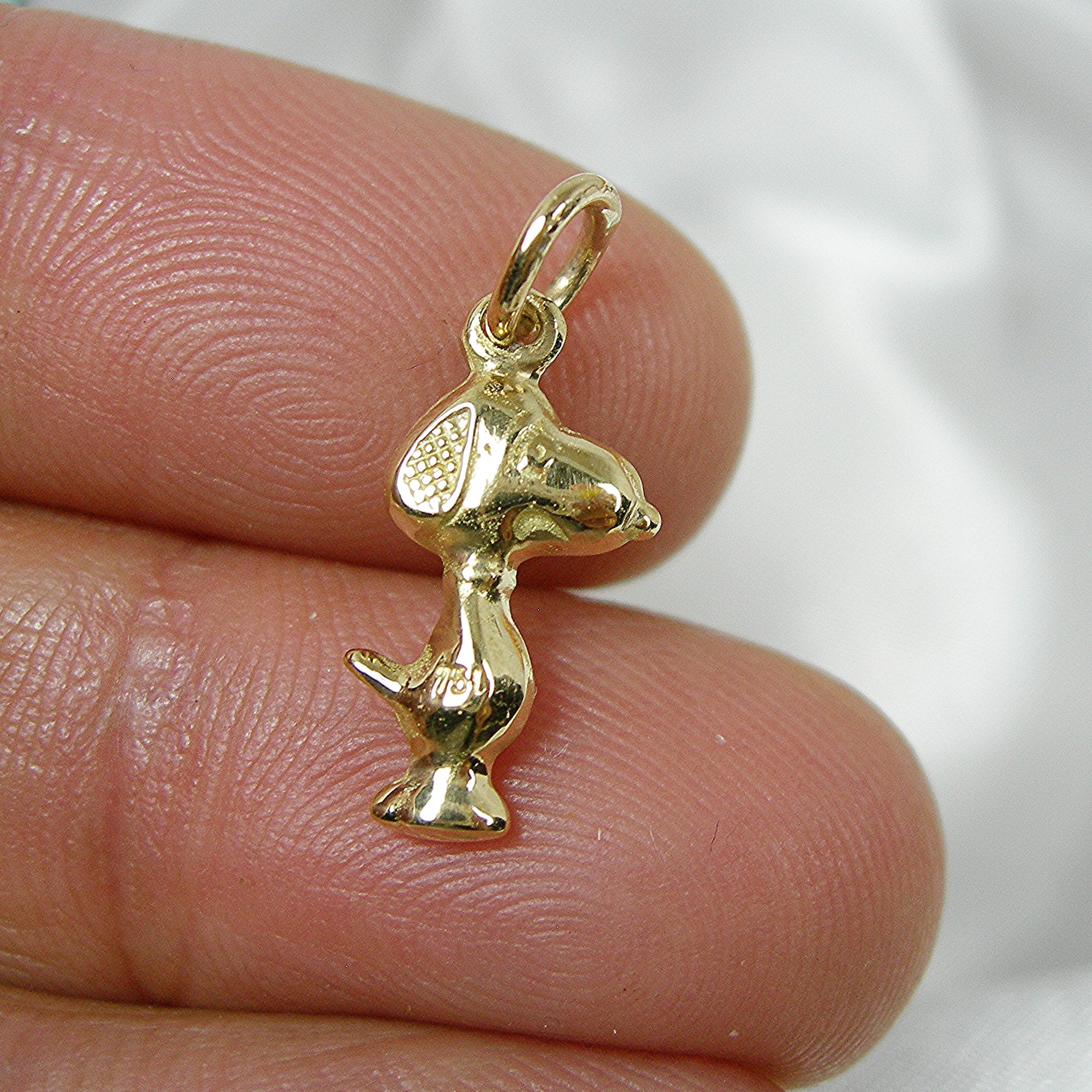 Gold snoopy pendant hotsell