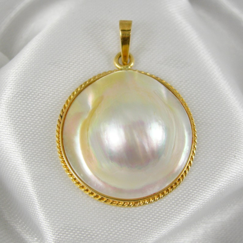 23mm Round White Colour Rainbow Golden Hued Australian Mabe - Mabe Pearl Pendant Australia 23mm Round White Colour Rainbow Golden Hued Australian Mabe - Mabe Pearl Pendant Australia