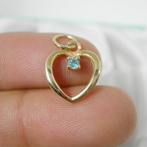 Pendentif coeur ouvert d'amour avec topaze bleue naturelle sertie de pierres précieuses dans de l'or jaune massif 375 9 carats 9 carats - P84