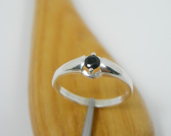 0.37 carat 4mm Round Dark Blue-Black colour Natural Australian Sapphire Gemstone Solitaire Dress Ring Genuine 925 Sterling Silver - R411