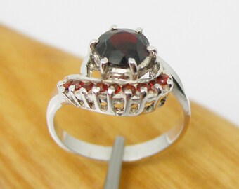 1.81 carats Red Colur Red Colour ound Cut Natural Garnet Gemstone Claw Set Dress Ring Genuine 925 Sterling Silver - R373