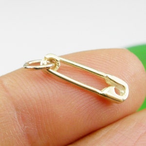 Dije pequeño con alfiler de seguridad disponible en oro amarillo genuino de 375 quilates (9 quilates) o 750 quilates (18 quilates), oro rosa - C8