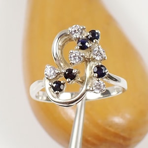 Dunkel schwarz-blaue Farbe Natürlicher australischer Saphir und weiße CZ Edelstein Kralle Cluster Statement Ring Echtes 925 Sterling Silber - R203