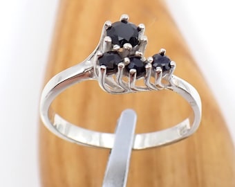 Anillo redondo de zafiro natural australiano negro-azul de 0,58 ct con engaste de garras altas, plata de ley 925 auténtica - R31194