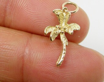 Op de afbeelding: Een gouden palmboom hanger. De hanger is gedetailleerd met getextureerde bladeren en een getextureerde stam.