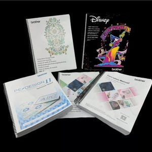 Könnte beinhalten: Eine Sammlung von fünf spiralgebundenen Büchern mit dem Brother-Logo auf dem Cover. Die Bücher sind betitelt mit "Stickmuster-Design-Guide", "PE-DESIGN 11", "Bedienungsanleitung" und "Disney Fantasia".