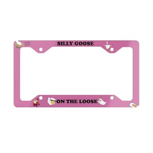 Könnte beinhalten: Rosafarbener Nummernschildrahmen aus Kunststoff mit dem Text "Silly Goose On The Loose" und einem Cartoon-Gänse-Design.