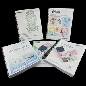 Könnte beinhalten: Fünf spiralgebundene Bücher mit weißen Deckeln und schwarzem Text. Die Bücher sind betitelt mit "Embroidery Design Guide", "Disney", "PE DESIGN 11", "Bedienungsanleitung" und "Brother".