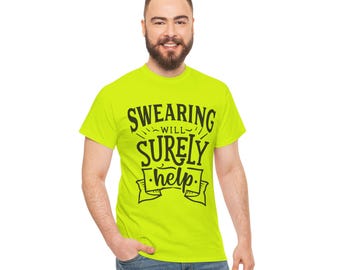 Può includere: Una maglietta giallo neon con la scritta nera "Swearing Will Surely Help". La maglietta è a girocollo e viene indossata con jeans blu.