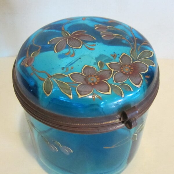 Superb Victorian enameled glass trinket box, sweet container, dressing table, antique bonbonnière ca 1880, flowers in enamel