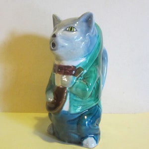 Ancien pichet, cruche, chat avec mandoline ?, en barbotine ; faïence, faïence, majolique