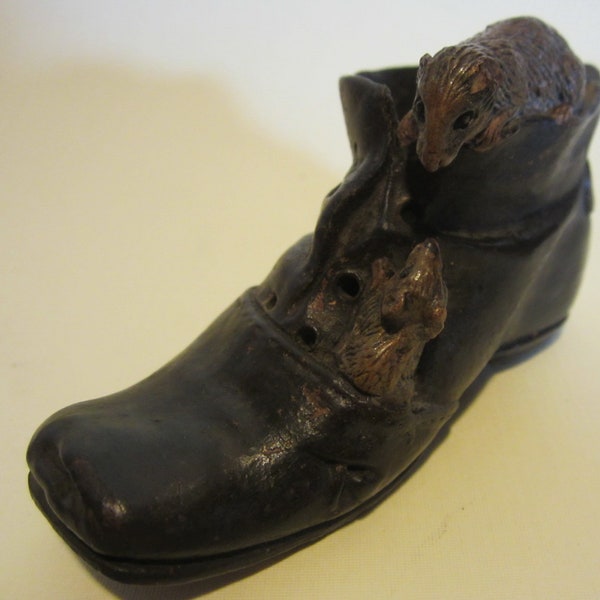 Chaussure antique en terre cuite avec des souris. Article adorable !!