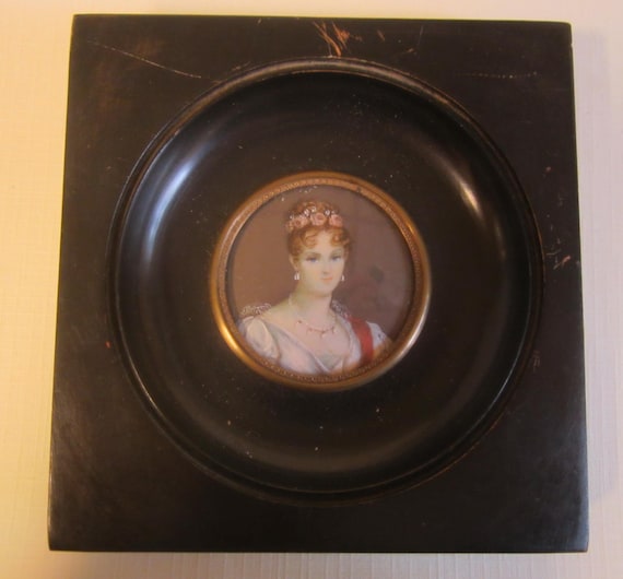 木製の額縁に入った美しい女性のアンティークなフランスのミニチュア