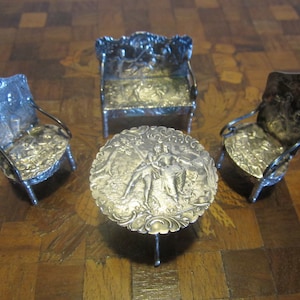 Antigo conjunto de prata em miniatura; mesa, 2 poltronas e um banco, móveis para casa de bonecas
