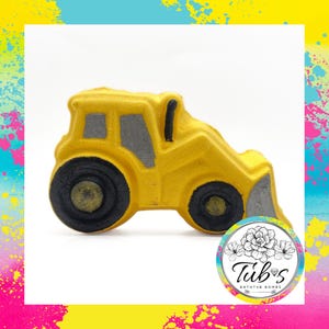Bomba de baño Yellow Digger: regalo divertido pintado a mano para la hora del baño para niños y niñas. Regalo de cumpleaños del Reino Unido. Caja de regalo JCB Trucker Builder.