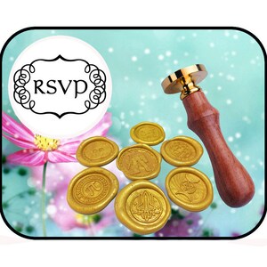 以下が含まれることがあります： 様々なデザインの金色のワックスシール。木と王冠、三日月など。木製のハンドルと金色のトップを持つワックススタンプも含まれています。背景は薄い青色で白い点があります。