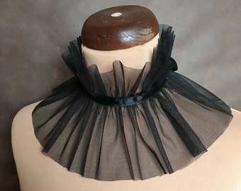 Elegante gargantilla de tul negro, gorguera, collar. Disfraz gótico de vampiro. Glamour, hermoso adorno, baile de graduación, Halloween.