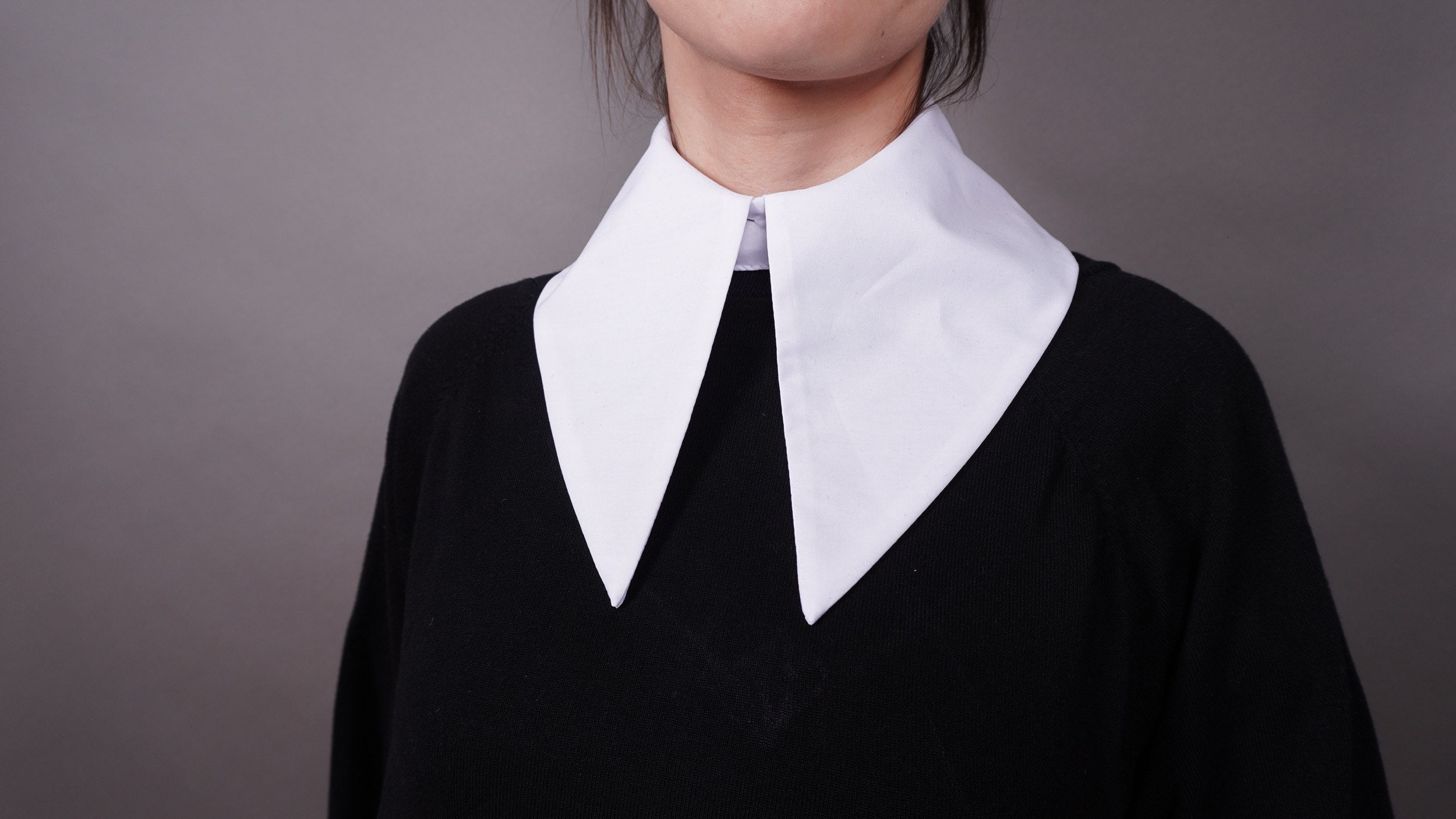Lovely white oversize,  style accessory, sparrow and detachable collar