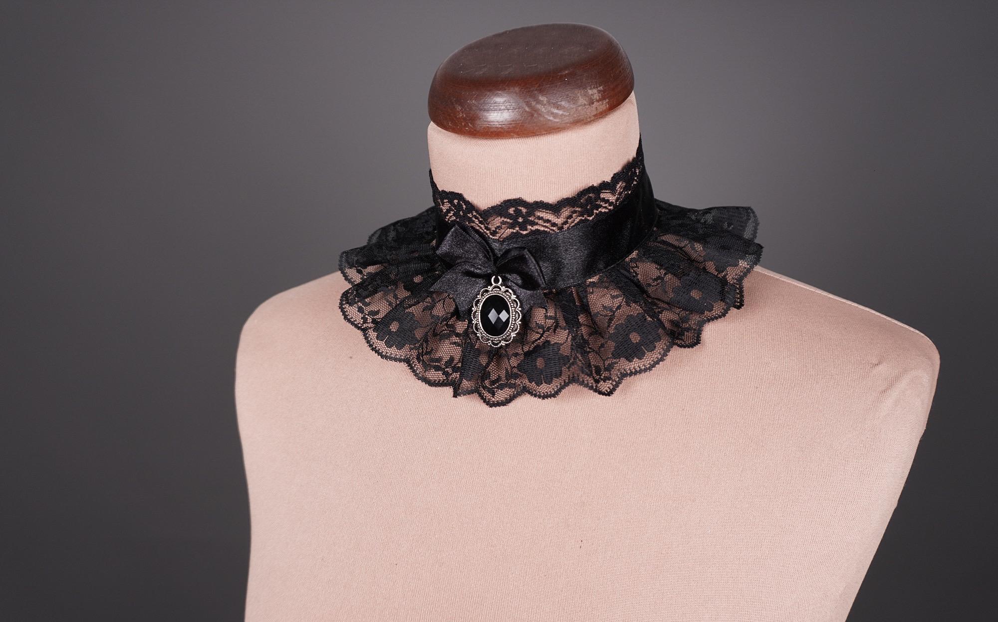 Elegant GOTHIC vampire Glamour CHOKER GORGET black lace  and satin ribbon and pendant, prom, Halloween, festivals, goth, alternative - Thumbnail 2