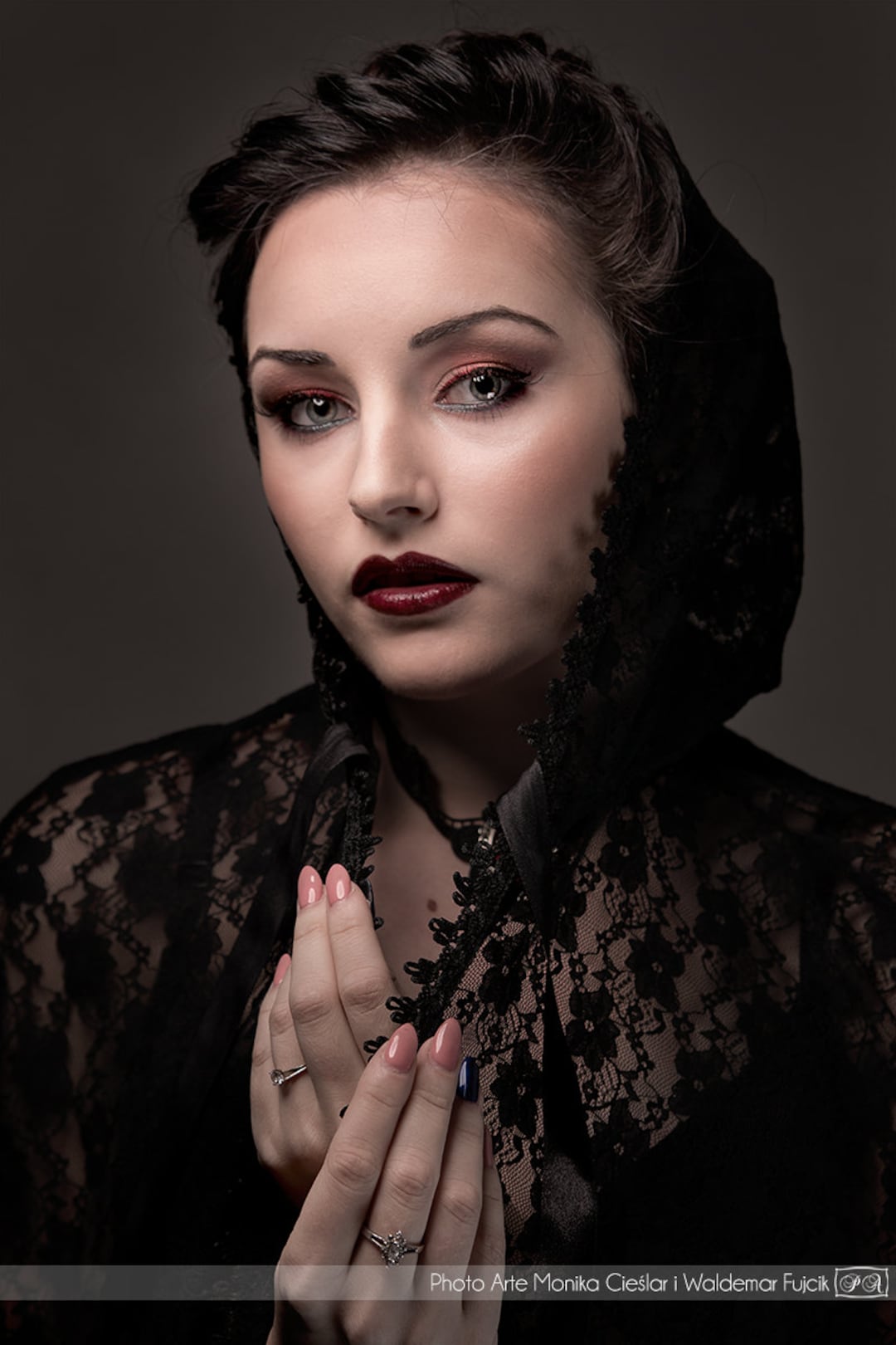 オルタナティブアイメイクアップインスポ ⚰️ 私たちの偽まつげを購入してください。バイオのリンクから。 写真のラッシュスタイルはF16。 モデル  @d3adang3l__ @kissesnkills をフォローしてください📲 #makeup #ideas #looks #inspo #alt  #alternative #goth #gothic ..., image size:1080x1620