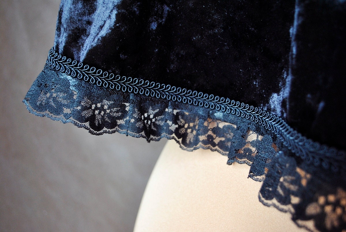 Gothic Victorian Vampire Elegant Burlesque Lolita black LACE CAPE black, red, blue, green velvet cloak with collar, lace, Halloween, prom - Thumbnail 4