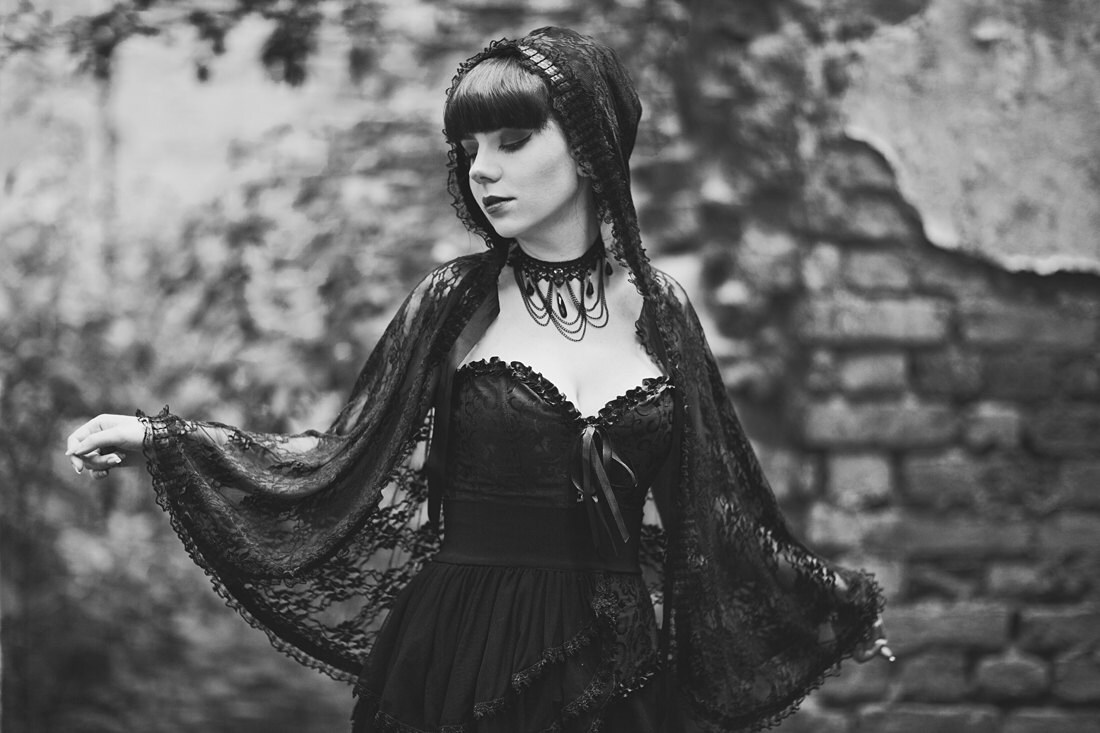 Gothic Victorian Vampire lace cape with big hood - Thumbnail 2
