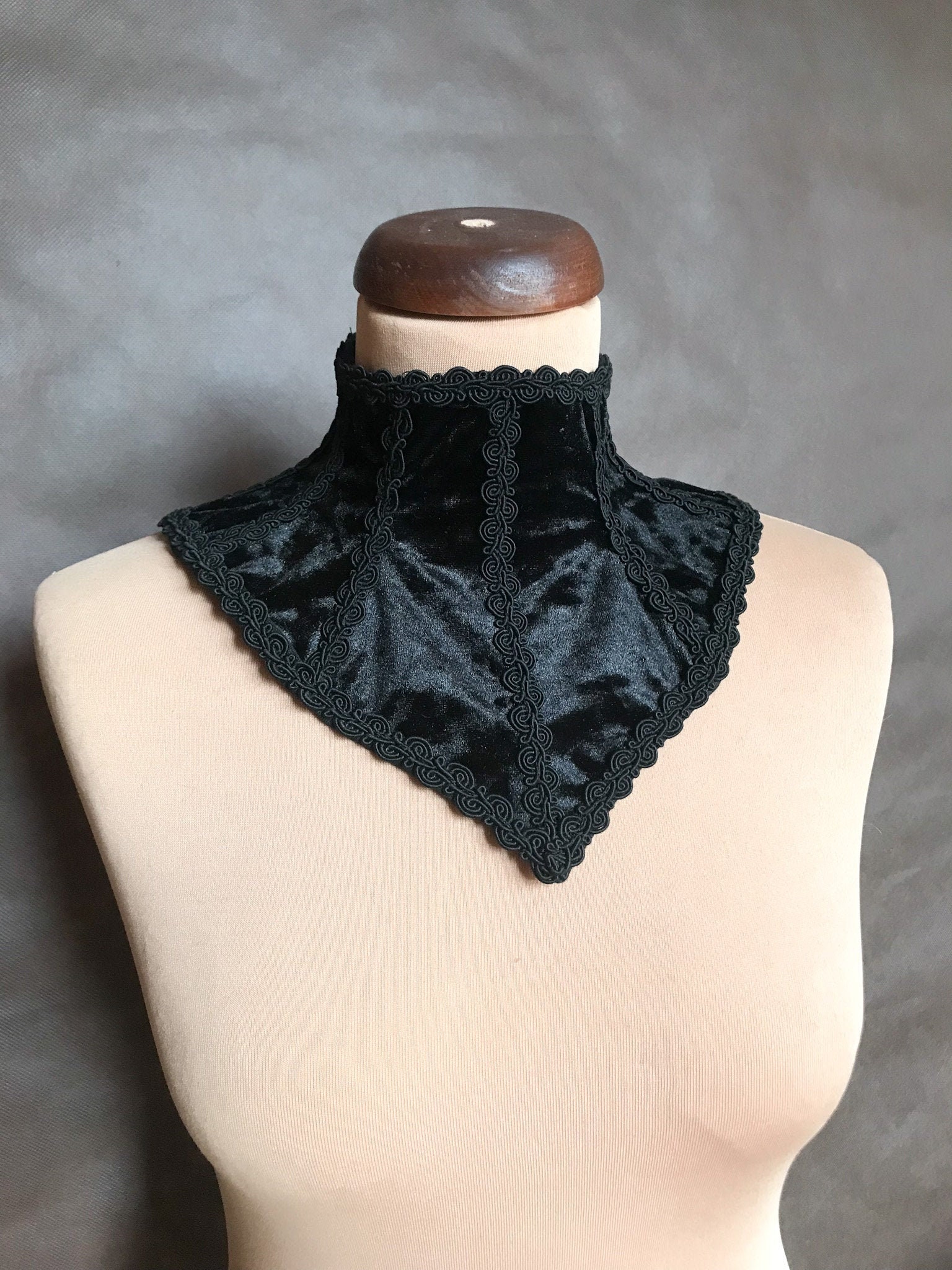 GOTHIC velvet gorget, choker, choker, ruffle, black collar, tied like corset, corset lacing  beautiful adornment, Halloween, witch