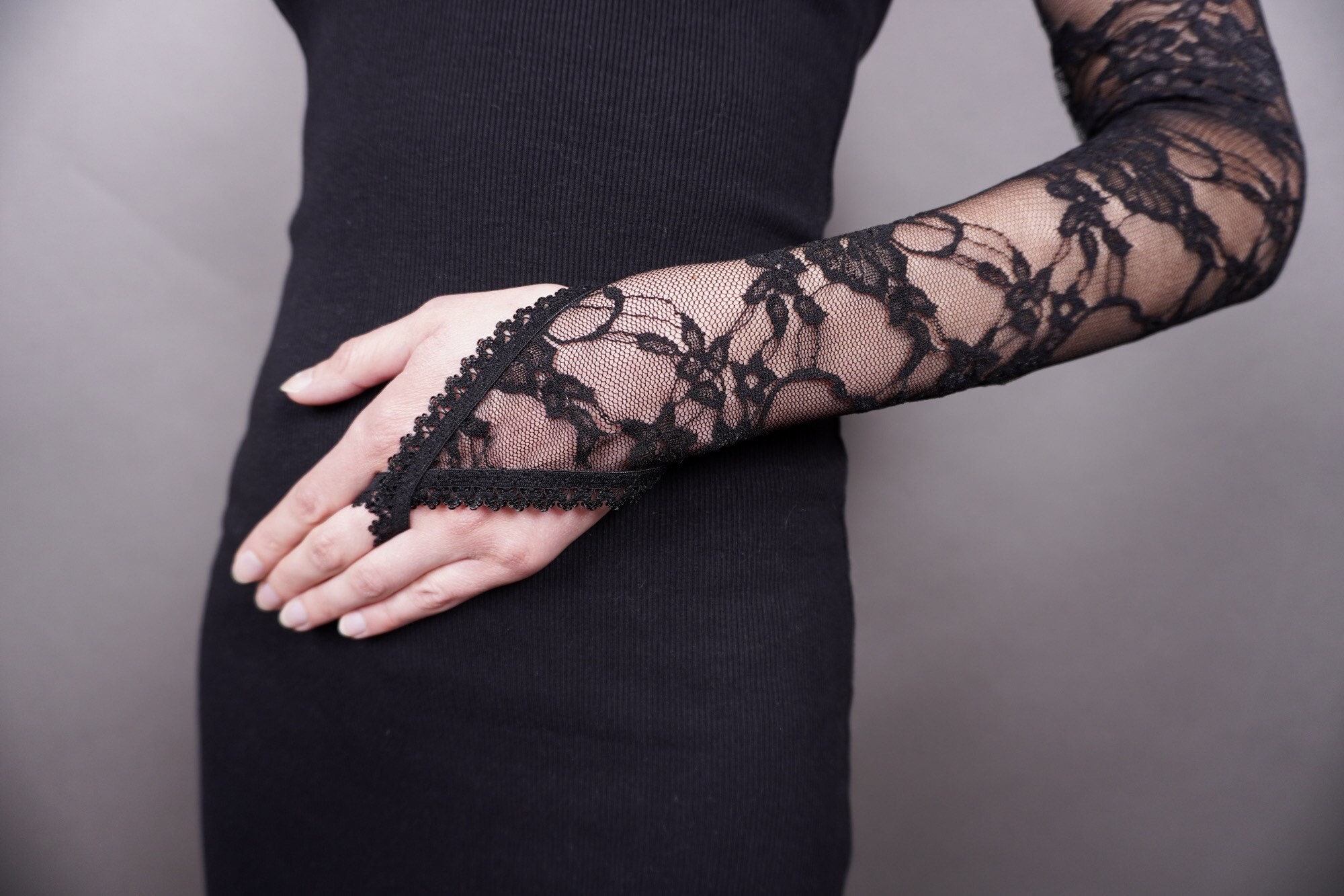 Elegant GOTHIC VAMPIRE Victorian Burlesque Evening Glamour extra long GLOVES, armwarmers, black lace, goth fingerless mittens - Thumbnail 2