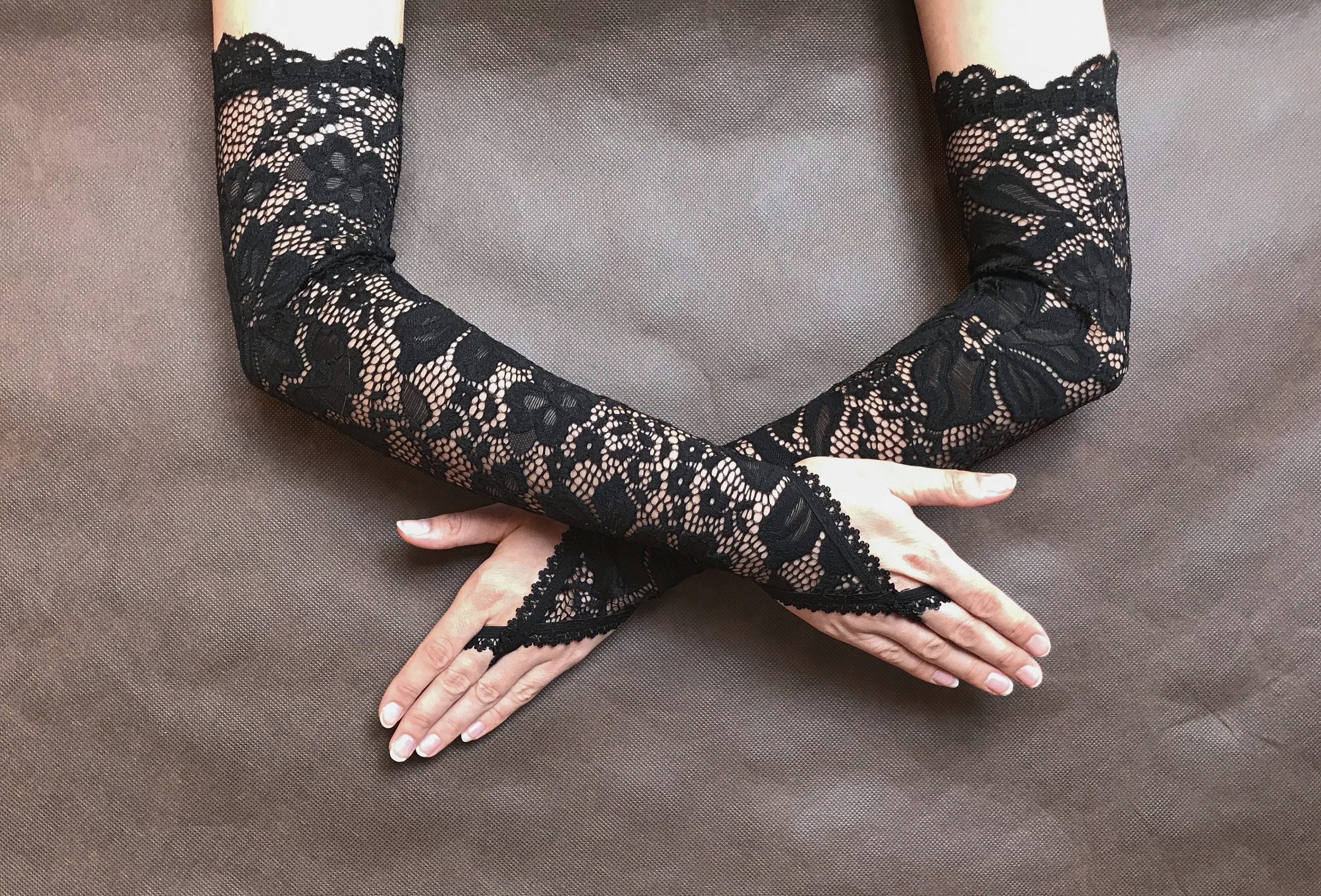 Elegant long lace gloves GOTHIC VAMPIRE Victorian Burlesque Evening Glamour sleeves, armwarmers, black lace with middle finger loop - Thumbnail 5