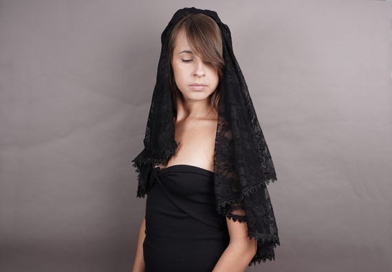 Elegante mantiglia in velo nero con pettine, velo da cappella in