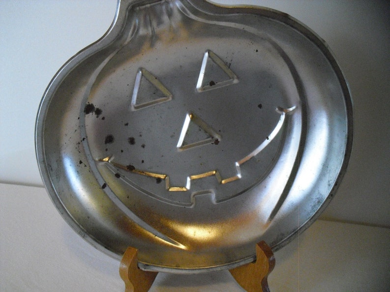 Junk Mans Gal Vintage Jack-O-Lantern Aluminium Cake Tin~ Classic Great Pumpkin small cake tinmoldpanmold~ Vintage Halloween Decor~ In