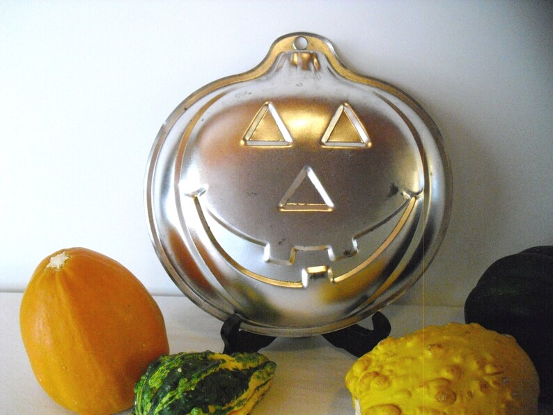 Junk Mans Gal Vintage Jack-O-Lantern Aluminium Cake Tin~ Classic Great Pumpkin small cake tinmoldpanmold~ Vintage Halloween Decor~ In