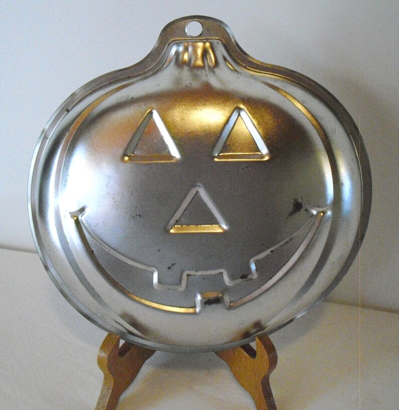 Junk Mans Gal Vintage Jack-O-Lantern Aluminium Cake Tin~ Classic Great Pumpkin small cake tinmoldpanmold~ Vintage Halloween Decor~ In