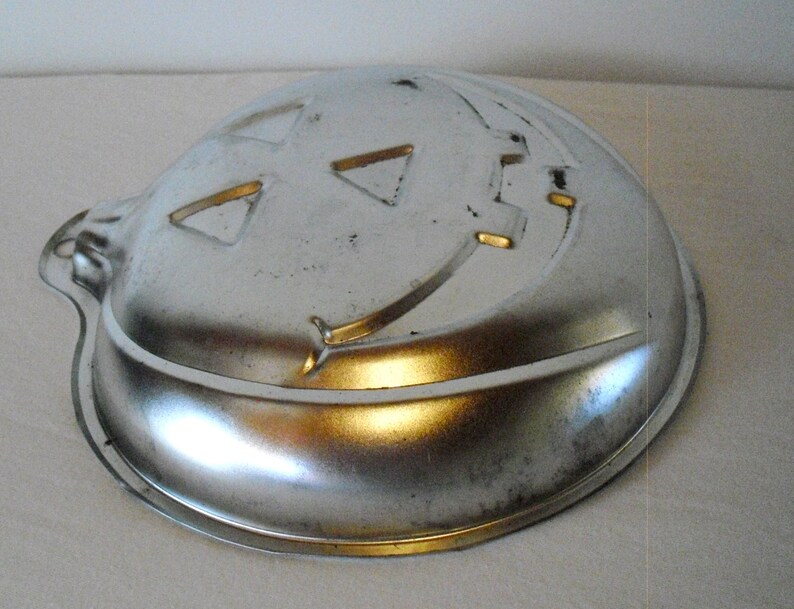 Junk Mans Gal Vintage Jack-O-Lantern Aluminium Cake Tin~ Classic Great Pumpkin small cake tinmoldpanmold~ Vintage Halloween Decor~ In
