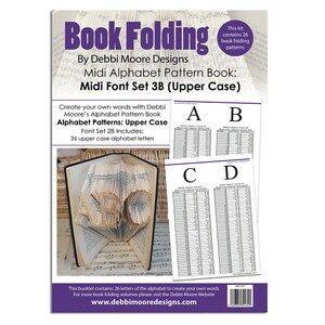 Op de afbeelding: Een boekvouwkit van Debbi Moore Designs. De kit bevat een patroonboek voor het maken van woorden met gevouwen pagina's. De omslag toont de tekst "Book Folding" en "Midi Alphabet Pattern Book: Midi Font Set 3B (Upper Case)". De kit bevat 26 boekvouwpatronen.