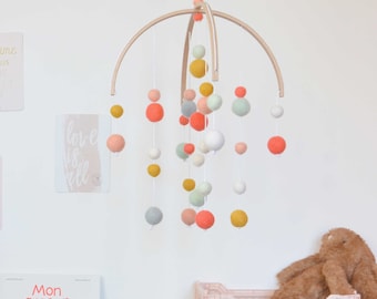 Mobile Holz und Filz Kugeln Koralle, Senf, Minze, mattblau, Geburtsgeschenk