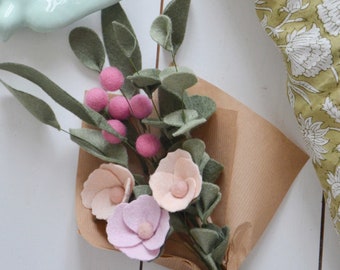 Bouquet de fleurs cosmos et feuillages en laine feutrée pour la décoration de la maison et les fêtes de printemps