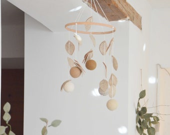 Circular mobile in soothing wood and wool for decorating rooms