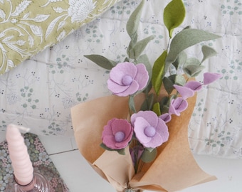 Joli bouquet de fleurs cosmos tonalités de violets et kaki en laine feutrée